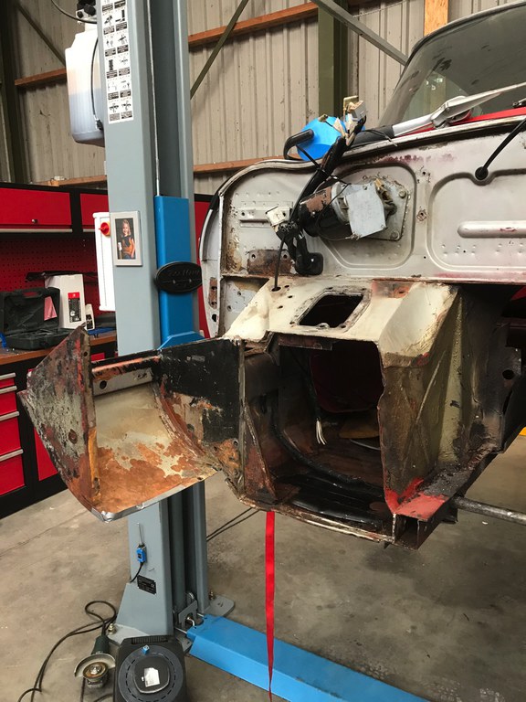 Jaguar E-type restauratie 90.jpg